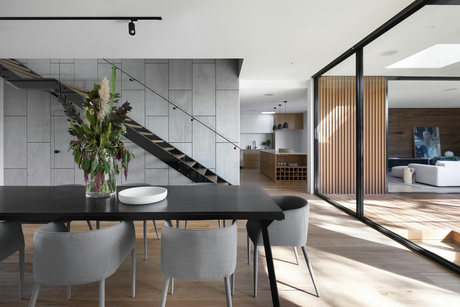 Intérieur contemporain, matériaux naturels et grandes ouvertures
